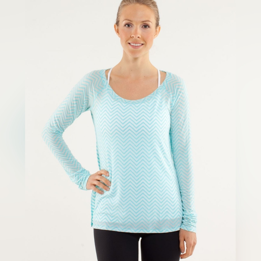 Lululemon Womens 12 Presence Of Mind Long Sleeve Blue Chevron Activewear Outdoor